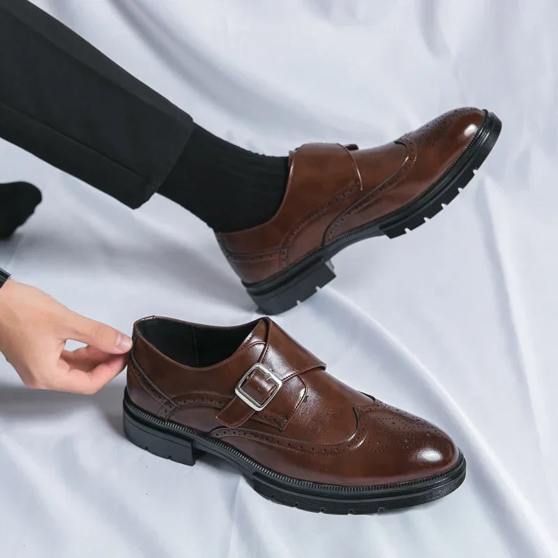 Chaussures homme à boucle perforées