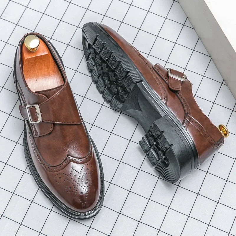 Chaussures homme à boucle perforées