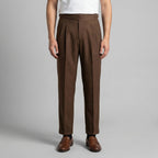 Pantalon homme à plis ajustable